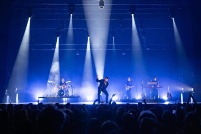 Julien Lieb chante sur scène avec ses musiciens en arrière plan - Agrandir l'image, fenêtre modale