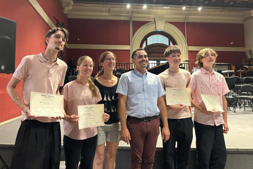 Adam Boscouzareix, Emma Genest, Raphaël Delbecque et Elias Otchakovsky avec leur professeure de clarinette Caroline Aubert et le directeur d u conservatoire d'Aubagne, Pierre-Bastien Midali