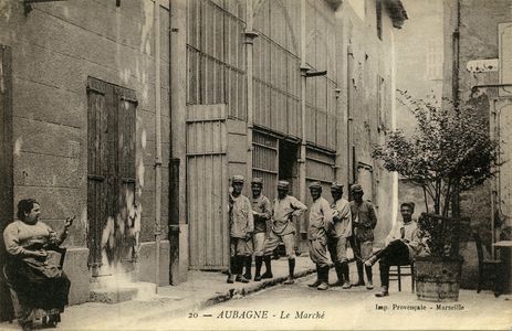 Des soldats posent devant les halles. A gauche, une femme assise sur une chaise tricote - Agrandir l'image, .JPG 1 Mo (fenêtre modale)