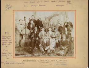 Photo de l'orchestre avec les instruments - Agrandir l'image, .JPG 703,5 Ko (fenêtre modale)
