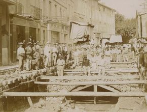 Les ouvriers posent à côté du Merlançon ouvert - Agrandir l'image, .JPEG 841,0 Ko (fenêtre modale)
