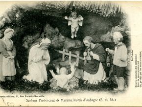 De gauche à droite : une provençale, Marie en position de prière, l'enfant Jésus sur la paille surmonté d'un ange, Joseph agenouillé, un meunier. Derrière Jésus, deux vaches - Agrandir l'image, .JPG 2,0 Mo (fenêtre modale)