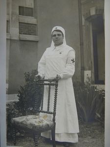 Maria Négrel en habit d'infirmière debout et appuyée sur une chaise - Agrandir l'image, .JPG 2 Mo (fenêtre modale)