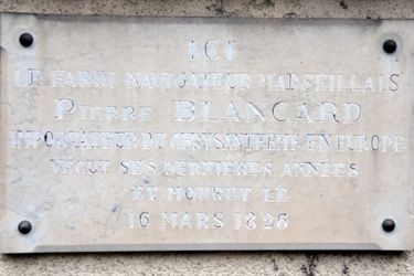 Il est inscrit sur la plaque en marbre : Ici le hardi navigateur marseillais Pierre Blancard, importateur du chrysanthème en Europe, vécut ses dernières années et mourut le 16 mars 1826 - Agrandir l'image, .JPG 403 Ko (fenêtre modale)