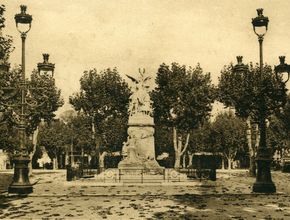Le Monument à la Victoire au milieu du cours Foch - Agrandir l'image, .JPG 2,5 Mo (fenêtre modale)