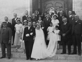 Les mariés posent devant les marches de l'église avec leur famille derrière - Agrandir l'image, .JPG 357,7 Ko (fenêtre modale)