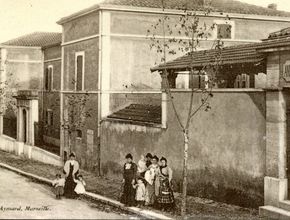 Des enfants devant l'école Lakanal à Aubagne vers 1910 - Agrandir l'image, .JPG 507,7 Ko (fenêtre modale)