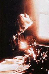 Thérèse Neveu peint un santon dans sa cuisine - Agrandir l'image, .JPG 53 Ko (fenêtre modale)