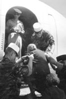 Des képis blancs aident une vieille dame à monter dans un petit avion - Agrandir l'image, .JPG 333 Ko (fenêtre modale)