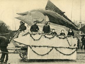 Char du carnaval de 1914 représentant un thon - Agrandir l'image, .JPG 2,5 Mo (fenêtre modale)