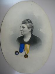 Médaillon de Maria Négrel avec ses deux médailles - Agrandir l'image, .JPG 2 Mo (fenêtre modale)