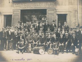 Les nombreux hommes du cercle de l'Harmonie posent en groupe devant la devanture du cercle et avec leurs instruments - Agrandir l'image, .JPG 640,4 Ko (fenêtre modale)