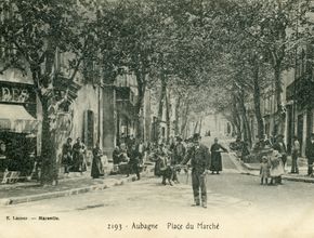 Un homme se tient debout en bas du boulevard sur une carte postale de 1910 - Agrandir l'image, .JPG 1,2 Mo (fenêtre modale)