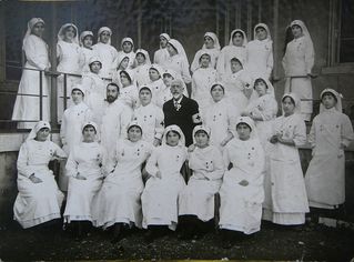 Les infirmières de l'Hôpital auxiliaire n°215 (dont Maria Négrel) autour du docteur Fallen pendant la Grande Guerre. - Agrandir l'image, .JPG 821 Ko (fenêtre modale)