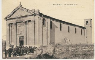Des soldats de la première guerre mondiale posent devant la chapelle des pénitents noirs - Agrandir l'image, .JPG 407 Ko (fenêtre modale)