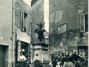 Des habitants du quartier posent devant la fontaine du Lion ornée d'un vase Médicis - Agrandir l'image, .JPG 584,2 Ko (fenêtre modale)