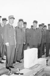 Des soldats en uniforme posent derrière la première pierre - Agrandir l'image, .JPG 290 Ko (fenêtre modale)